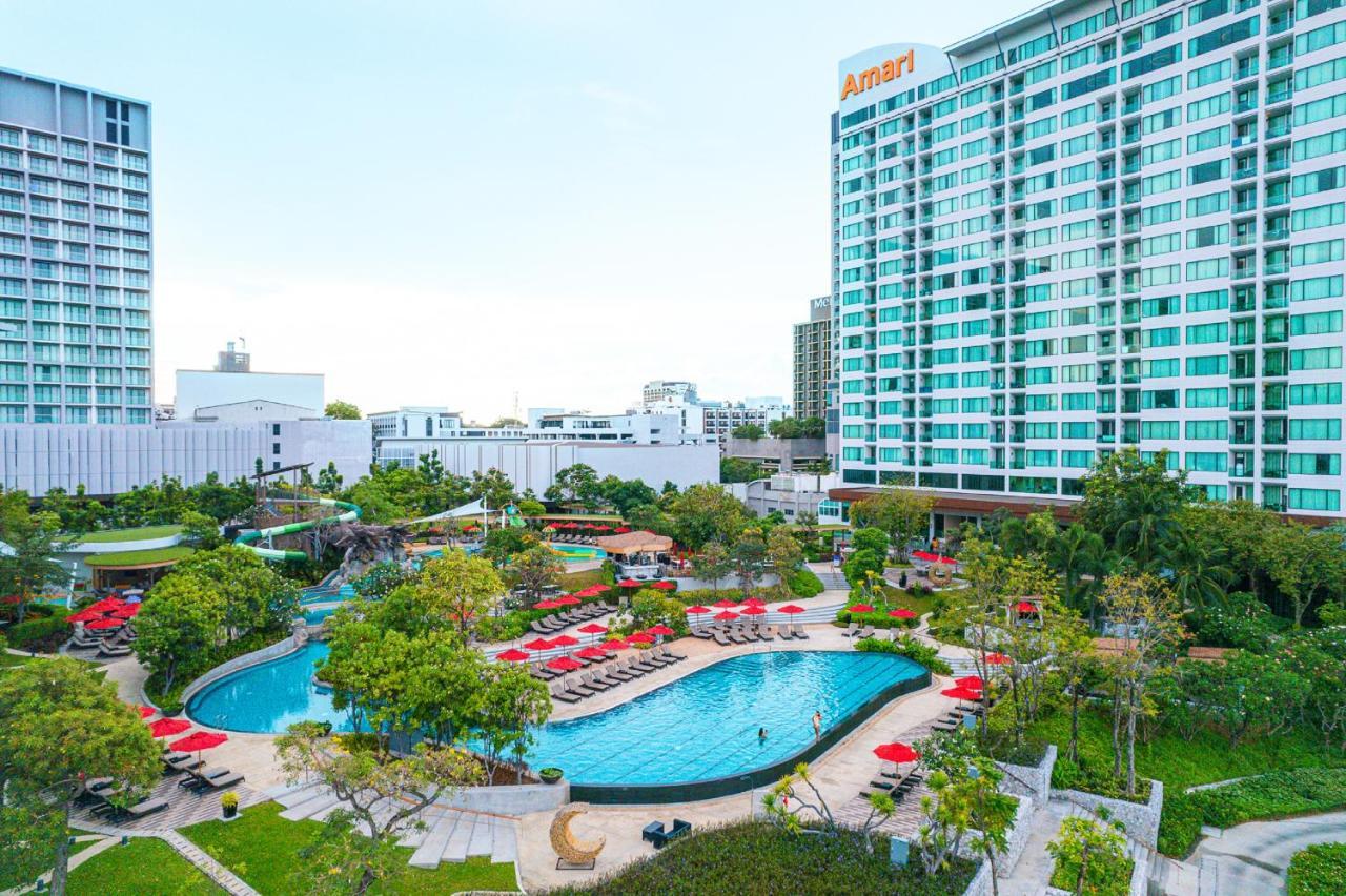 Amari Pattaya Hotel Exterior foto A view of the pool at the hotel