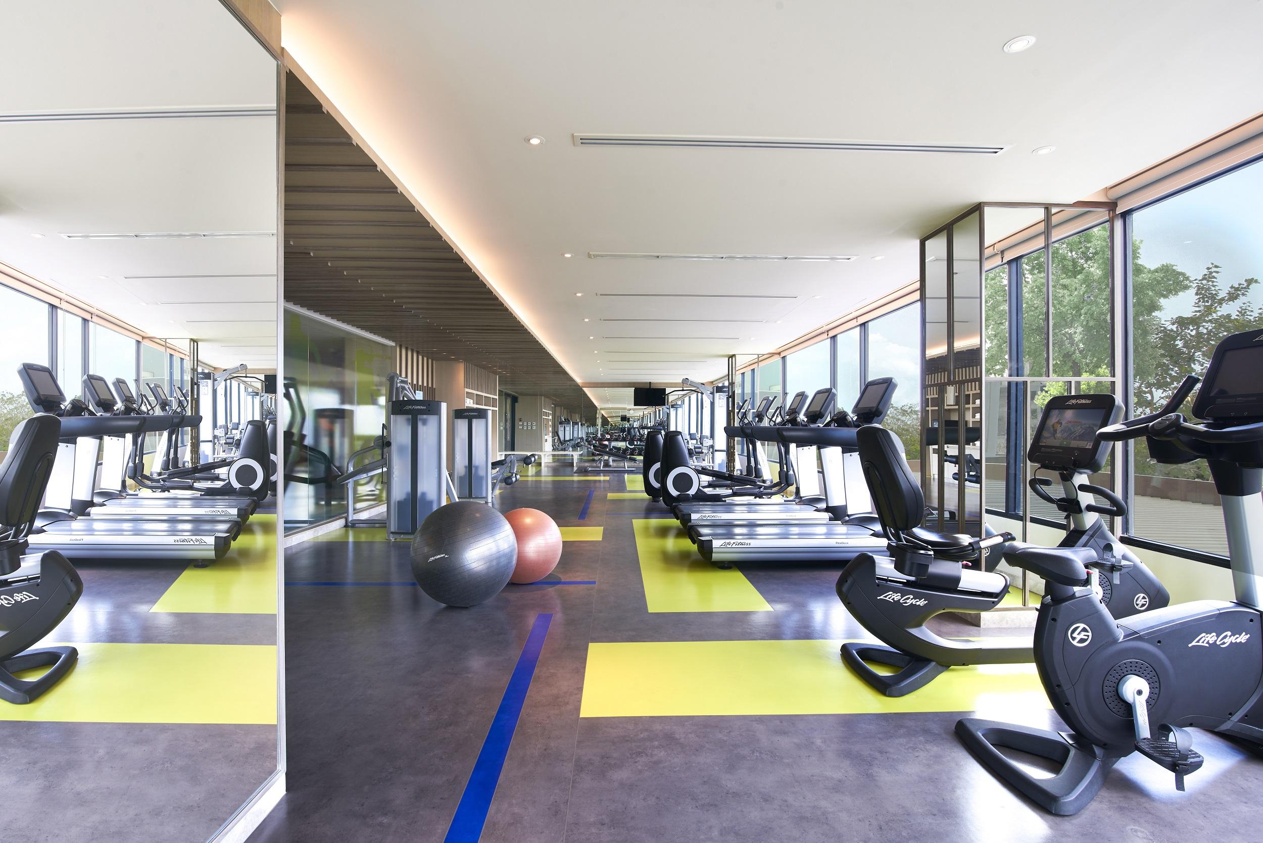 Amari Pattaya Hotel Exterior foto The gym at the hotel
