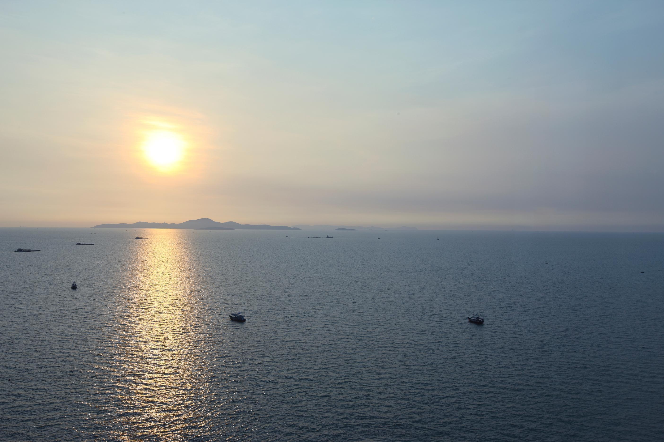 Amari Pattaya Hotel Exterior foto Sunset over the Gulf of Naples