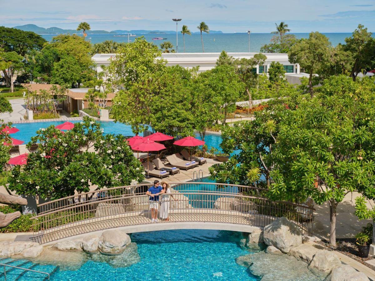 Amari Pattaya Hotel Exterior foto The swimming pool at the Royal Cliff Beach Hotel