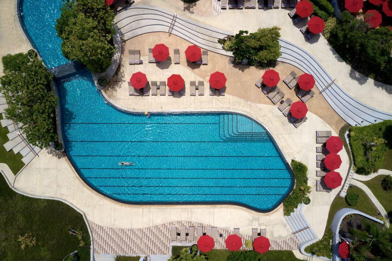 Amari Pattaya Hotel Exterior foto Aerial view of the pool