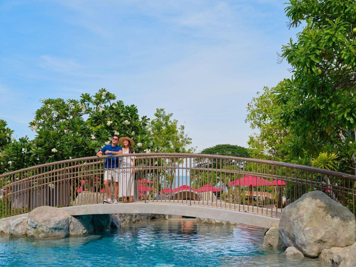Amari Pattaya Hotel Exterior foto The bridge at the resort
