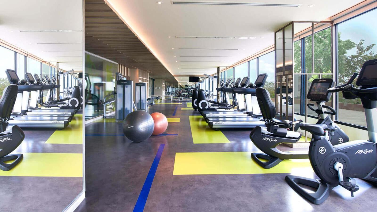 Amari Pattaya Hotel Exterior foto The gym at the hotel