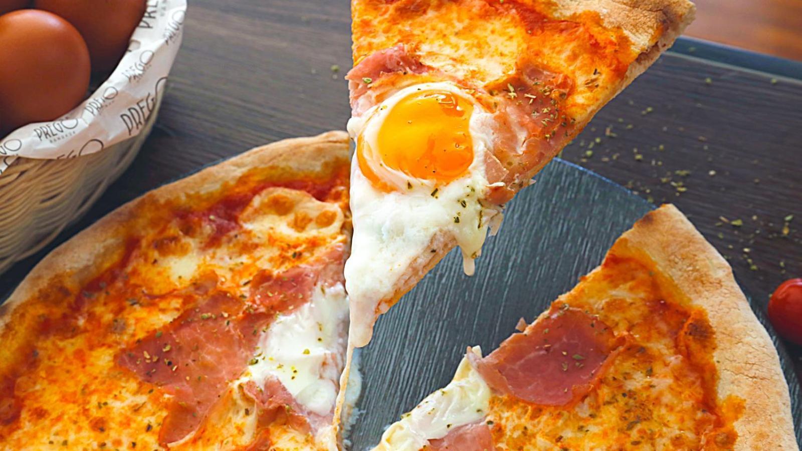 Amari Pattaya Hotel Exterior foto A slice of egg pizza