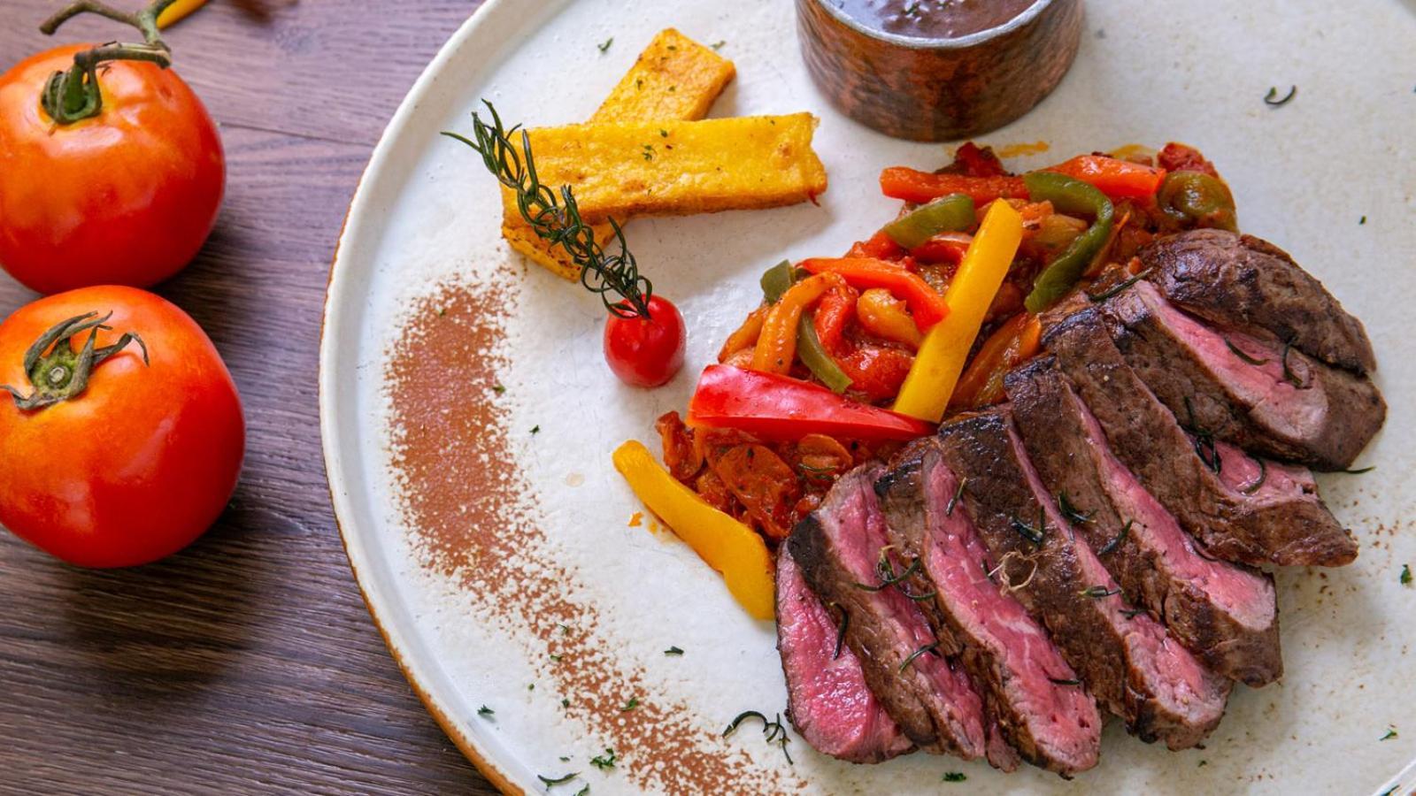 Amari Pattaya Hotel Exterior foto A steak with vegetables
